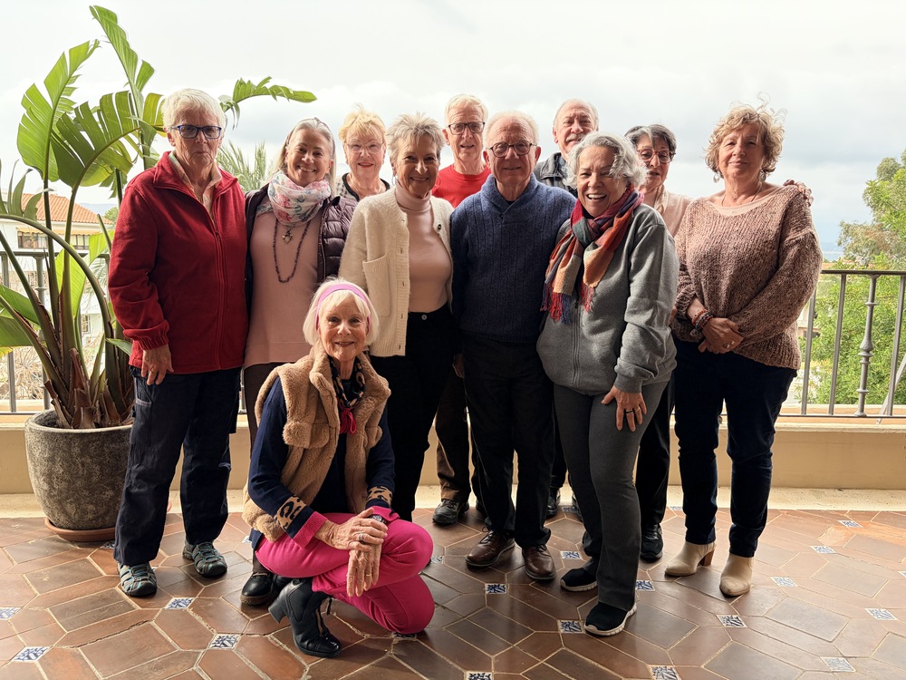 Voluntarios ayudando a residentes extranjeros con tecnología en Ciudad Patricia Benidorm